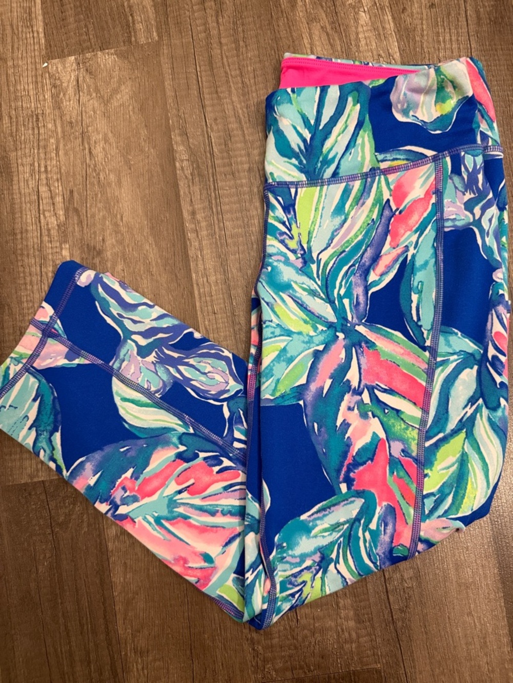 NWT. Lily Pulitzer MED Luxletic 3/4 Vibrant Blue Tropical Print Leggings